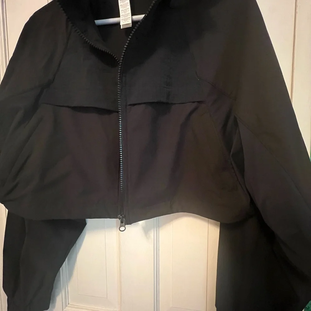 ALO Yoga Black Cropped Playmaker Jacket - Picture 5 of 6